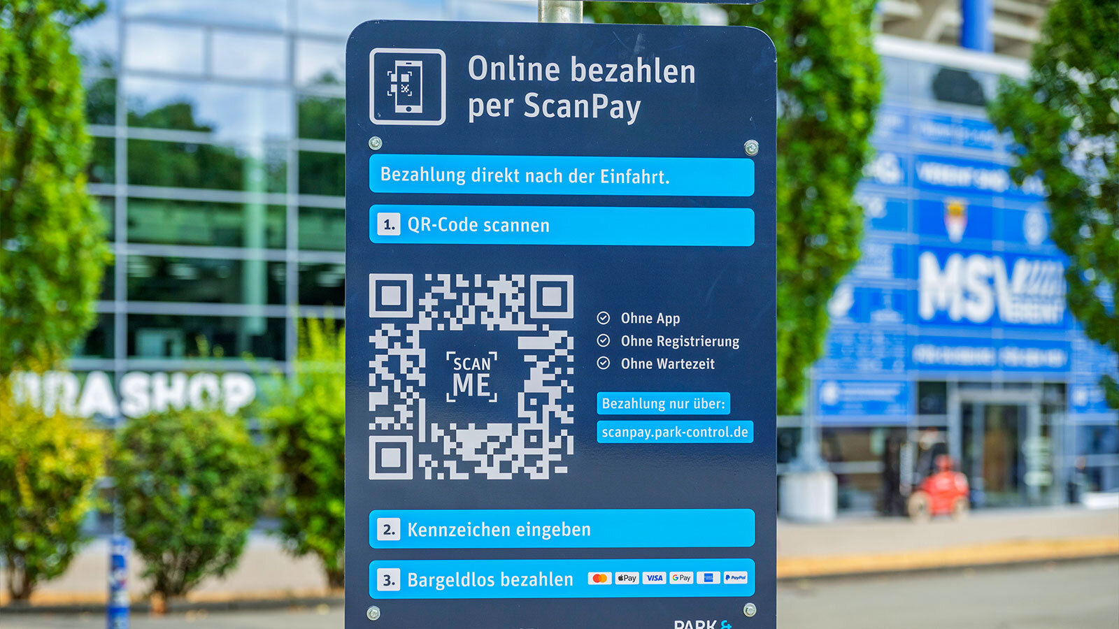 Schild auf dem Parkplatz mit QR-Code und Ablaufbeschreibung
