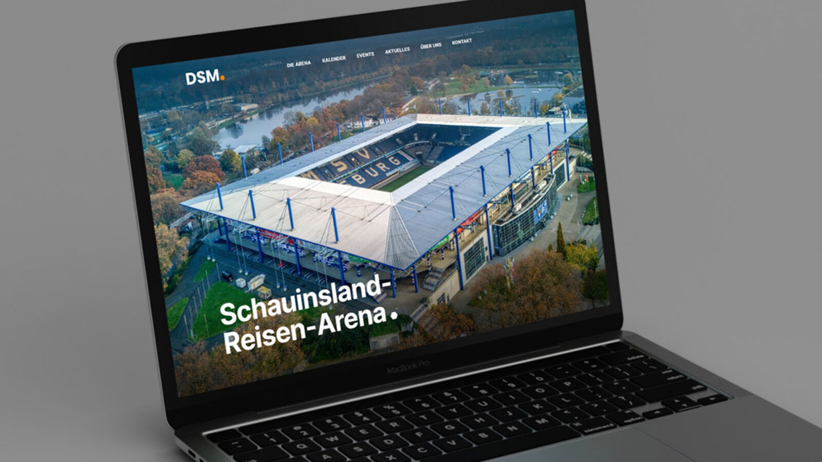 Auf einem Laptop ist die neue Website der DSM abgebildet. Diese zeigt das Duisburger Fußballstadion. Unten links in der Ecke befindet sich der Schriftzug "Schauinsland-Reisen-Arena".