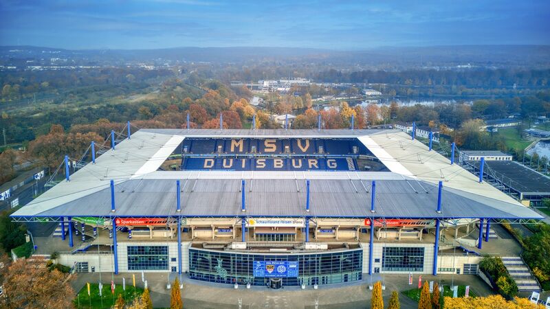 Die Luftaufnahme zeigt das Fußballstadion in Duisburg. 